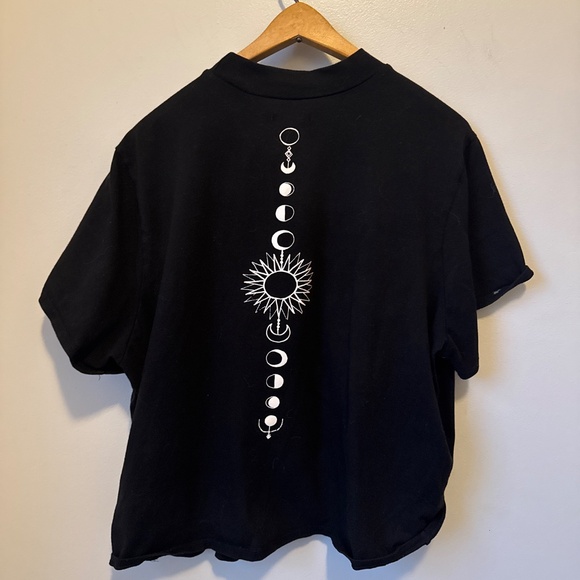 Hot topic cut out front grommet grunge punk design on back tee - Picture 5 of 5